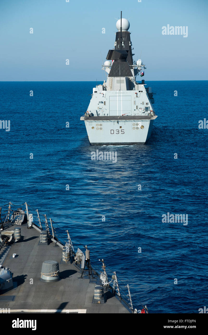 Mare Mediterraneo (ott. 16, 2013) - Il Arleigh Burke-class guidato-missile destroyer USS Stout (DDG 55) segue dietro la British Royal Navy air-difesa cacciatorpediniere HMS Dragon (D35) durante un coordinato attività antisommergibile esercizio. Stout, homeported a Norfolk, Virginia, è su una distribuzione programmata sostenere le operazioni di sicurezza marittima e di teatro la cooperazione in materia di sicurezza gli sforzi negli Stati Uniti Sesta flotta area di operazione. (U.S. Foto di Marina di Massa lo specialista di comunicazione 2a classe Amanda R. Gray/rilasciato) Foto Stock