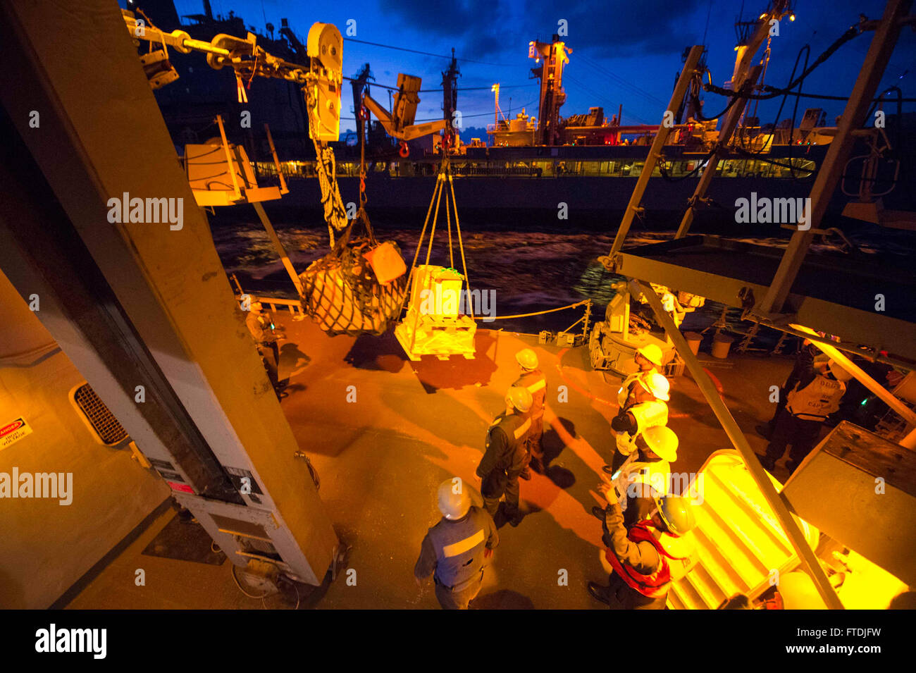 151205-N-MW280-558 mare mediterraneo (dec. n. 5, 2015) - i marinai a bordo guidato-missile destroyer USS Ramage (DDG 61) ricevere forniture durante un rifornimento in mare con la flotta oliatore di rifornimento USNS John Lenthall (T-AO 189). Ramage, parte di Harry Truman Carrier Strike gruppo, sta conducendo operazioni navali negli Stati Uniti Sesta flotta area di operazioni a sostegno degli Stati Uniti per gli interessi di sicurezza nazionali in Europa e in Africa. (U.S. Foto di Marina di Massa lo specialista di comunicazione 2a classe C. A. Hawley/rilasciato) Foto Stock