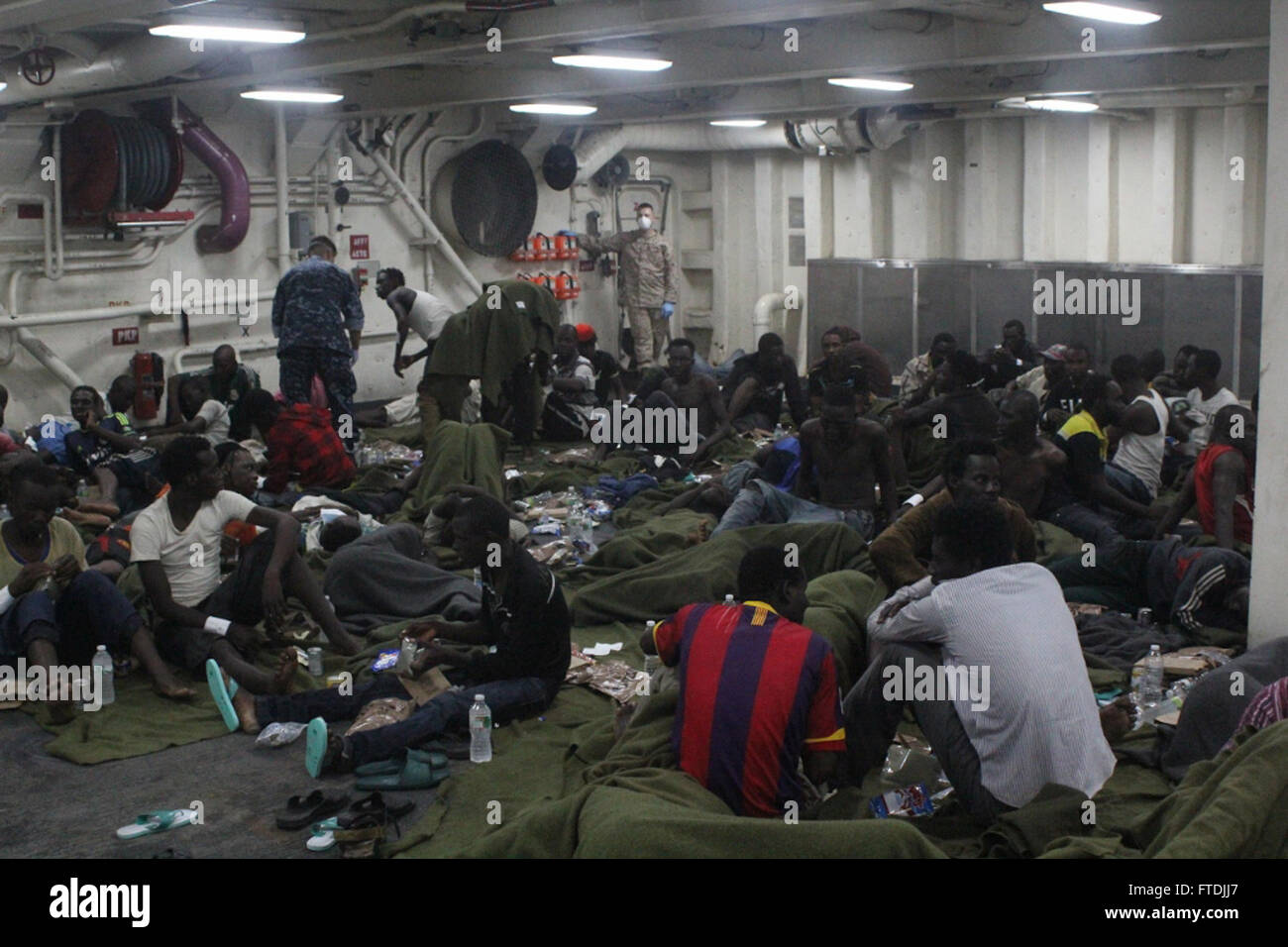 Il 16 ottobre 2013, la USS San Antonio rispose ad una richiesta di soccorso del governo maltese, salvando 128 uomini bloccati in una zattera gonfiabile nel Mar Mediterraneo. La nave fornì cibo, acqua, assistenza medica e riparo ai sopravvissuti. Foto Stock