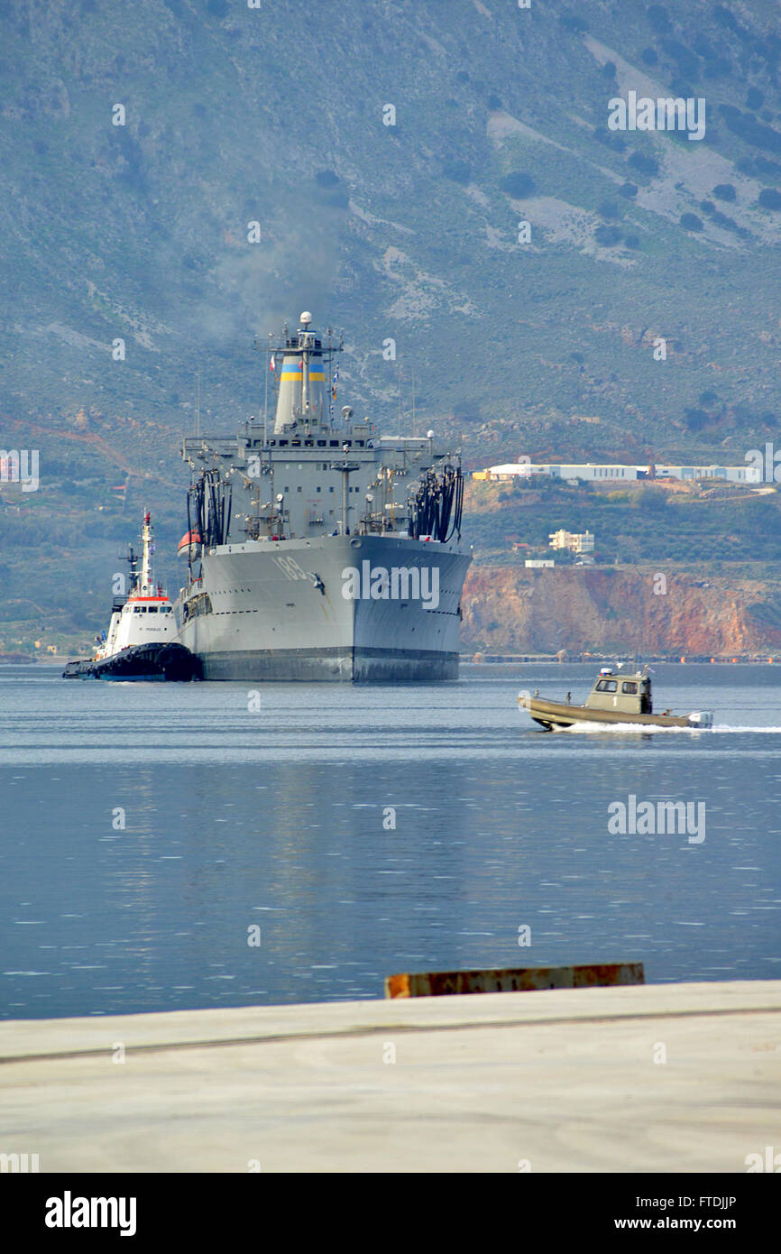 151208-N-JE719-009 SOUDA BAY, Grecia (dec. n. 8, 2015) Il Sealift militare il comando della flotta oliatore di rifornimento USNS John Lenthall (T-AO-189) arriva in Souda Bay per una programmata visita porta 8 dicembre 2015. Lenthall, un Henry J. Kaiser-classe di rifornimento della flotta oliatore, è in grado di fornire fino a 31.200 tonnellate di merci a Navy beni durante le operazioni di rifornimento. (U.S. Foto di Marina di Massa lo specialista di comunicazione 2a classe Jeffrey M. Richardson/rilasciato) Foto Stock