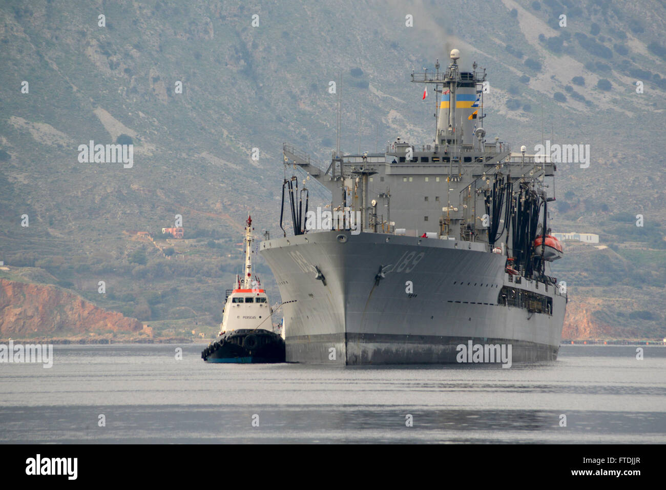 151208-N-JE719-020 SOUDA BAY, Grecia (dec. n. 8, 2015) Il Sealift militare il comando della flotta oliatore di rifornimento USNS John Lenthall (T-AO-189) arriva in Souda Bay per una programmata visita porta 8 dicembre 2015. Lenthall, un Henry J. Kaiser-classe di rifornimento della flotta oliatore, è in grado di fornire fino a 31.200 tonnellate di merci a Navy beni durante le operazioni di rifornimento. (U.S. Foto di Marina di Massa lo specialista di comunicazione 2a classe Jeffrey M. Richardson/rilasciato) Foto Stock