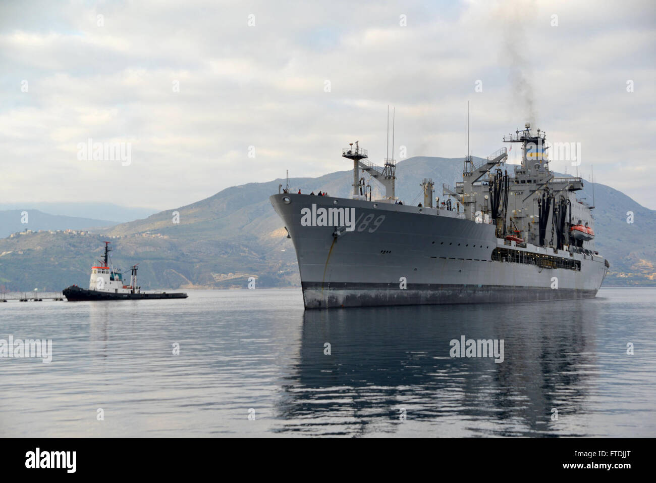 151208-N-JE719-051 SOUDA BAY, Grecia (dec. n. 8, 2015) Il Sealift militare il comando della flotta oliatore di rifornimento USNS John Lenthall (T-AO-189) arriva in Souda Bay per una programmata visita porta 8 dicembre 2015. Lenthall, un Henry J. Kaiser-classe di rifornimento della flotta oliatore, è in grado di fornire fino a 31.200 tonnellate di merci a Navy beni durante le operazioni di rifornimento. (U.S. Foto di Marina di Massa lo specialista di comunicazione 2a classe Jeffrey M. Richardson/rilasciato) Foto Stock