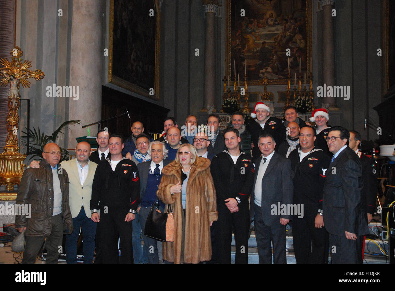 L'8 dicembre 2015, i membri del Popular Music Ensemble 'Flagship' della U.S. Naval Forces Europe Band posero per una foto dopo il loro concerto a Gragnano, in Italia. La band sostenne gli interessi nazionali degli Stati Uniti e gli sforzi di sicurezza in Europa e Africa. Foto Stock