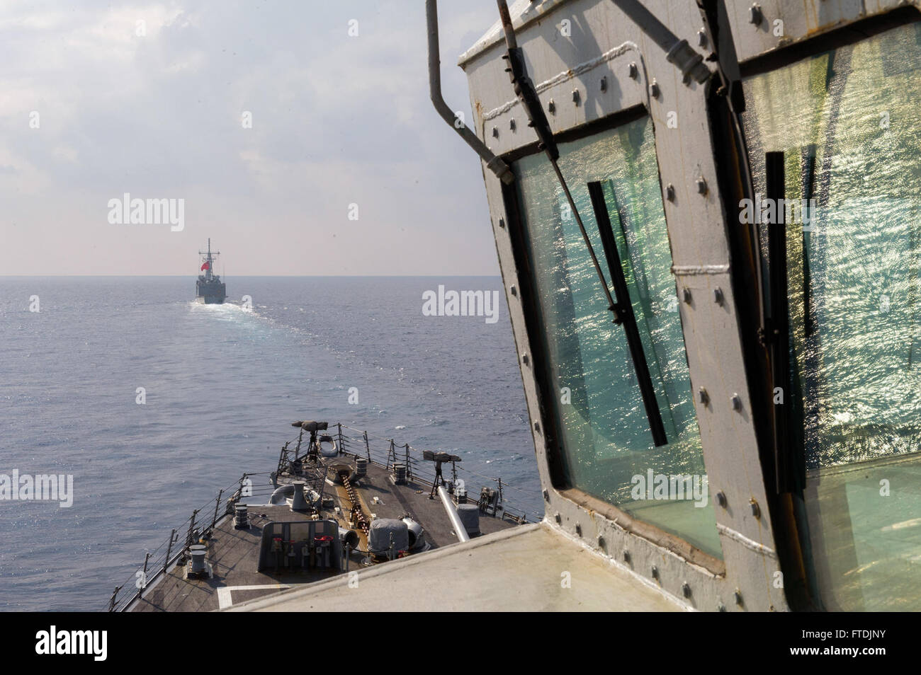 151211-N-VE959-502 mare mediterraneo (dec. n. 11, 2015) guidato-missile destroyer USS Gonzalez (DDG 66) partecipa al passaggio di un esercizio con Marina turca nave TCG Gokceada (F-494). Gonzalez, parte di Harry Truman Carrier Strike gruppo, sta conducendo operazioni navali negli Stati Uniti Sesta flotta area di operazioni a sostegno degli Stati Uniti per gli interessi di sicurezza nazionali in Europa e in Africa. (U.S. Foto di Marina di Massa lo specialista di comunicazione di terza classe P. Sena/rilasciato) Foto Stock