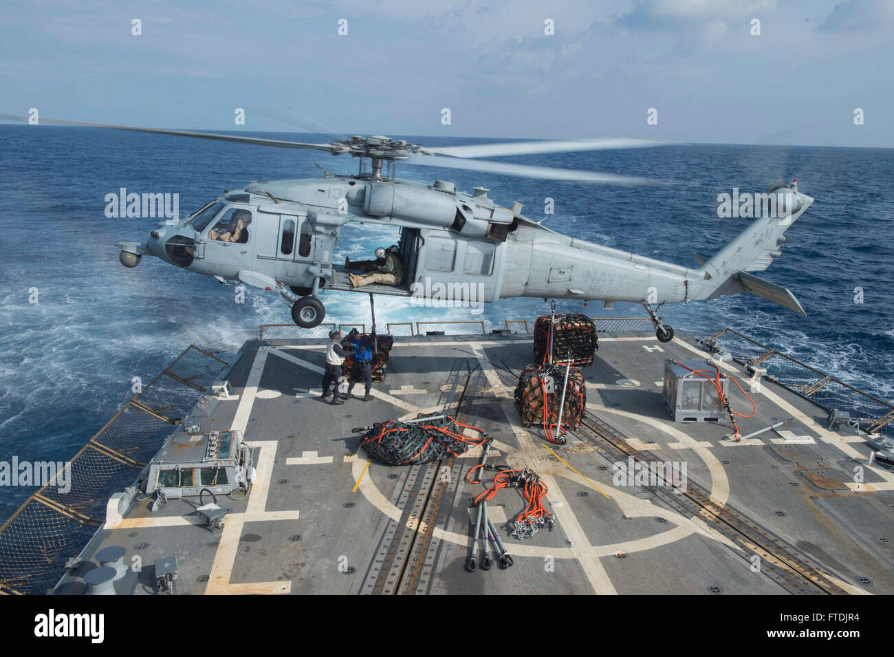 151213-N-JE250-156 mare mediterraneo (dec. n. 13, 2015) Capo di Boatswain Mate J. Smith sovrintende Boatswain compagno del marinaio D. Ruffer mentre il carico di aggancio ad un MH-60S Sea Hawk elicottero durante un rifornimento verticale a bordo guidato-missile destroyer USS gravemente (DDG 107). Gravemente, parte di Harry Truman Carrier Strike gruppo, sta conducendo operazioni navali negli Stati Uniti Sesta flotta area di operazioni a sostegno degli Stati Uniti per gli interessi di sicurezza nazionali in Europa e in Africa. (U.S. Foto di Marina di Massa lo specialista di comunicazione 2a classe D. C. Dillon/ rilasciato) Foto Stock