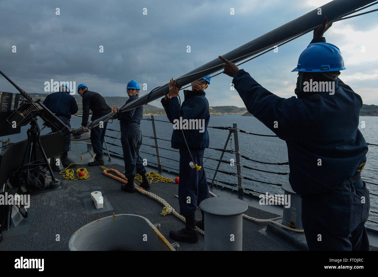 I marinai a bordo della USS Carney (DDG 64) conducono un'evoluzione dell'ormeggio alla Naval Support Activity Souda Bay, Grecia, come parte di una pattuglia di routine della Marina degli Stati Uniti nella 6th Fleet area of Operations nel dicembre 2015. Foto Stock