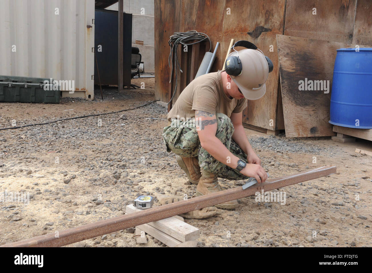 Il lavoratore siderurgico Charles Johnson di Elmira, New York, è visto misurare l'acciaio a Camp Lemonnier a Gibuti per un progetto Naval Mobile Construction Battalion 27. I team di costruzione mobili della Marina degli Stati Uniti forniscono un supporto essenziale alle operazioni militari in tutto il mondo. Foto Stock