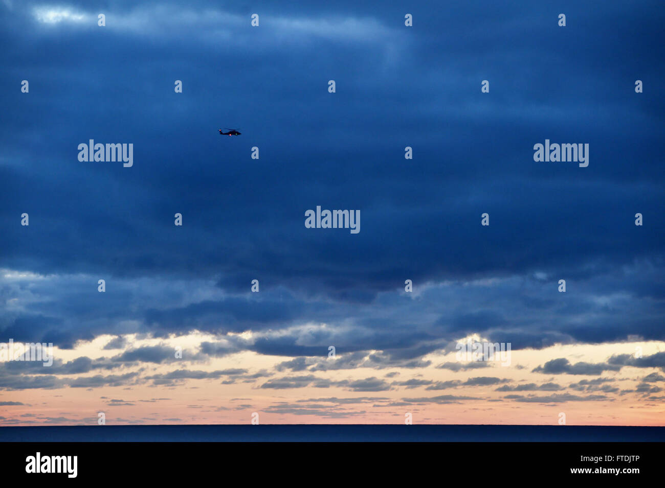 I marinai a bordo della USS Ross (DDG 71), un cacciatorpediniere missilistico guidato della classe Arleigh Burke, conducono un addestramento antisommergibile nel Mar Nero durante un'esercitazione di passaggio con navi navali rumene e turche. La USS Ross è schierata in avanti a Rota, in Spagna, sostenendo gli interessi di sicurezza degli Stati Uniti nella regione. Foto Stock