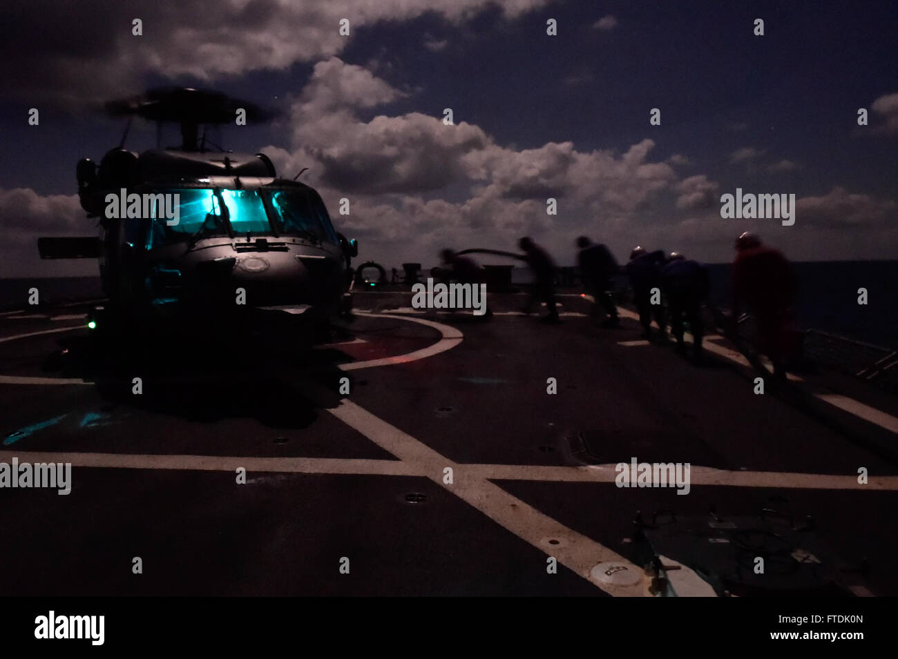 Il 21 dicembre 2015, i marinai a bordo della USS Carney (DDG-64), un cacciatorpediniere missilistico guidato classe Arleigh Burke, condussero operazioni di volo notturno nel Mar Mediterraneo. La nave, schierata in avanti a Rota, Spagna, sostiene gli interessi di sicurezza nazionale degli Stati Uniti in Europa. Foto Stock