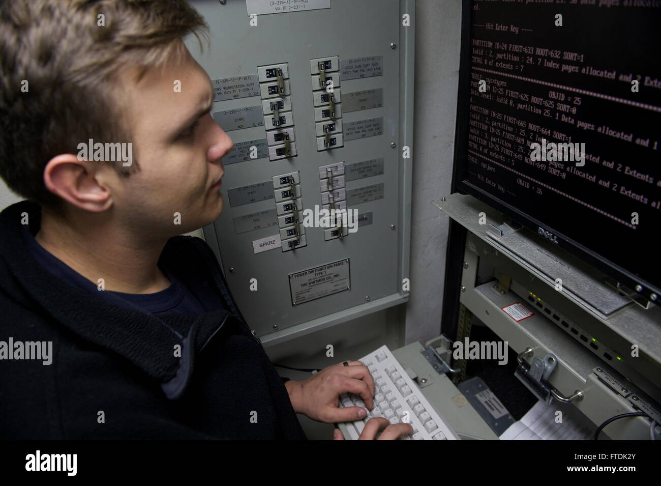 160103-N-FP878-046 mare mediterraneo (GEN. 03, 2016) Informazioni Tecnico dei sistemi di terza classe Daniel Halasz da Downey, California, conduce la manutenzione sulla tattica navale Sistemi di supporto server a bordo della USS Carney (DDG 64) Gen 03, 2016. Carney, un Arleigh Burke-class guidato-missile distruttore, distribuito a Rota, Spagna, sta conducendo una pattuglia di routine in U. S. sesta flotta area di operazioni a sostegno degli Stati Uniti per gli interessi di sicurezza nazionali in Europa. (U.S. Foto di Marina di Massa lo specialista di comunicazione 1a classe Theron J. Godbold/rilasciato) Foto Stock