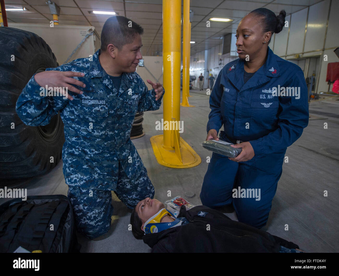 160106-N-WV703-024 OCEANO ATLANTICO (GEN. 6, 2016) marinai pratica applicando un collare cervicale e la somministrazione di base per il primo aiuto in Mission Bay a bordo USNS Spearhead (T-EPF 1) Gennaio 6, 2016. I militari di comando Sealift expeditionary trasporto veloce nave USNS Spearhead è su una distribuzione programmata per gli Stati Uniti Sesta flotta area di operazioni a sostegno della collaborazione internazionali di costruzione di capacità del programma di Partenariato Africa stazione. (U.S. Foto di Marina di Massa lo specialista di comunicazione di terza classe Amy M. Ressler/rilasciato) Foto Stock