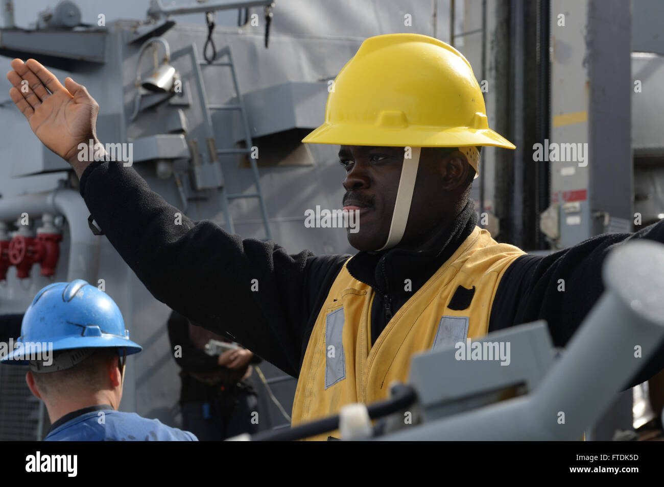 160106-N-FP878-102 mare mediterraneo (GEN. 6, 2016) Boatswain compagno del 2° Ahmed Buhari, da Atlanta, indica la distanza tra il carico e la USS Carney (DDG 64) durante il rifornimento in mare con la forza militare di comando Sealift flotta oliatore di rifornimento USNS Leroy Grumman (T-AO 195) Gennaio 6, 2016. Carney, un Arleigh Burke-class guidato-missile distruttore, distribuito a Rota, Spagna, sta conducendo una pattuglia di routine in U. S. sesta flotta area di operazioni a sostegno degli Stati Uniti per gli interessi di sicurezza nazionali in Europa. (U.S. Foto di Marina di Massa lo specialista di comunicazione 1a classe Theron J. Godbold/Release Foto Stock