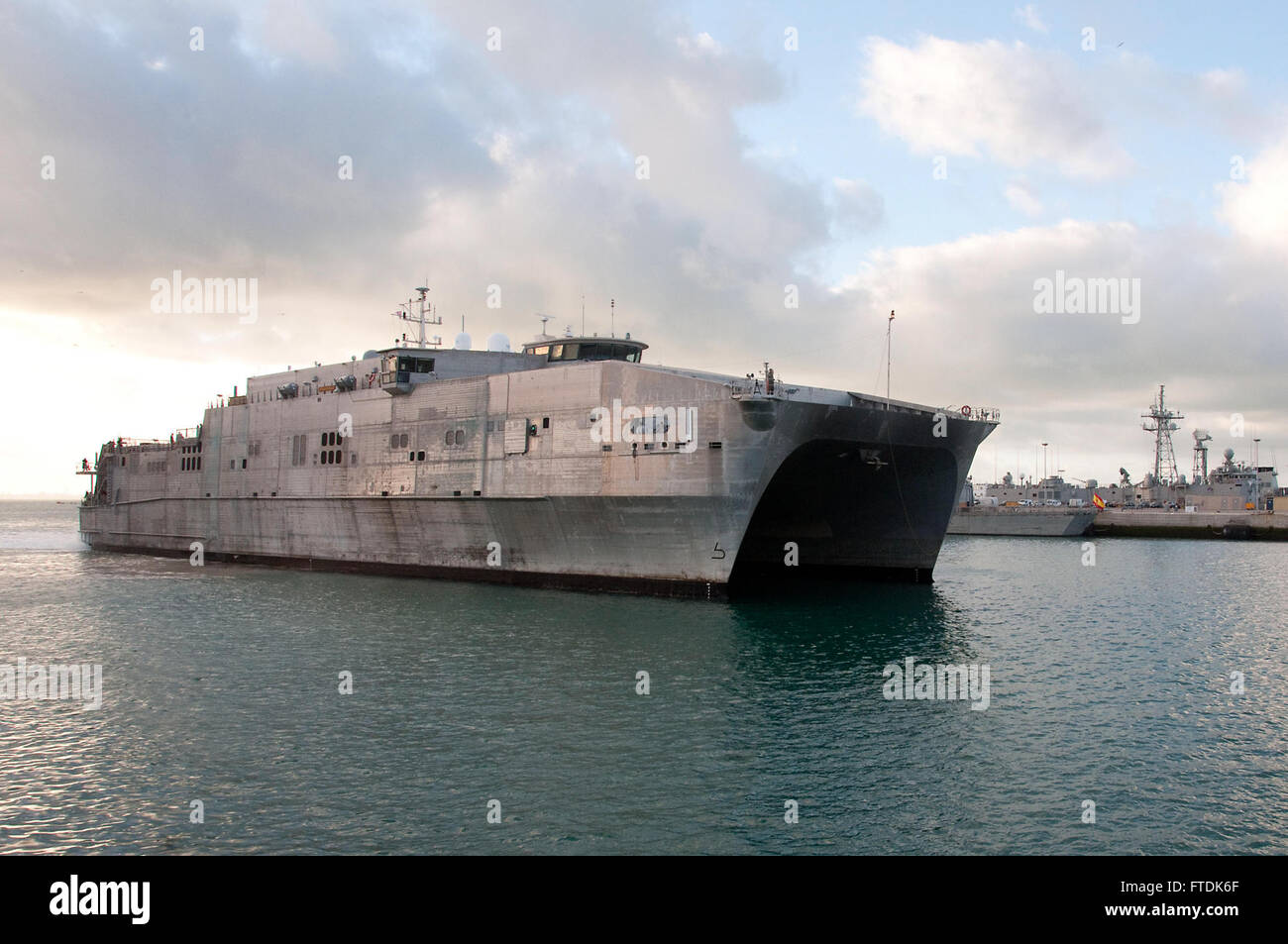 La punta di lancia USNS (T-EPF 1), una nave da trasporto veloce di spedizione, ormeggia alla stazione navale di Rota, in Spagna, l'8 gennaio 2016. La nave è dispiegata nell'area di operazioni della 6th Fleet degli Stati Uniti per sostenere il programma Africa Partnership Station. Foto Stock
