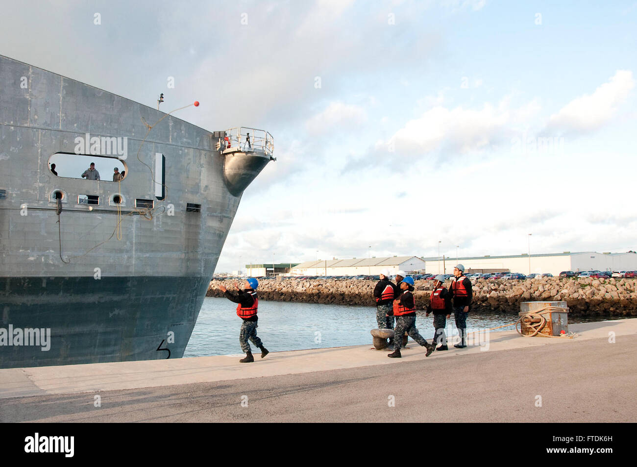 I gestori della linea si preparano a prendere una linea di risalita dalla testa di lancia USNS (T-EPF 1) mentre ormeggia alla stazione navale di Rota, in Spagna, l'8 gennaio 2016. La nave da trasporto veloce Expeditionary è dispiegata nell'area operativa della 6th Fleet degli Stati Uniti a sostegno del programma Africa Partnership Station, un'iniziativa collaborativa internazionale di sviluppo delle capacità. Foto Stock
