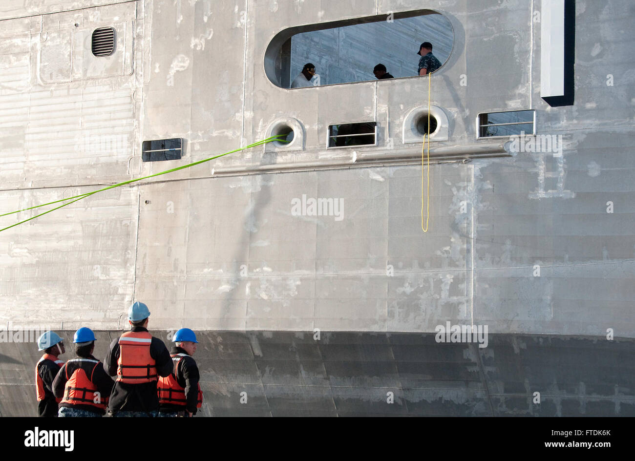 L'8 gennaio 2016, i gestori di linea si preparano a prendere una linea di attacco dalla testa di lancia USNS (T-EPF 1) mentre ormeggia alla stazione navale di Rota, in Spagna, per il suo dispiegamento con la 6th Fleet degli Stati Uniti. Foto Stock