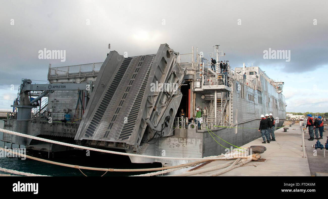 La *USNS Spearhead* (T-EPF 1) ormeggia alla stazione navale di Rota, in Spagna, l'8 gennaio 2016. La nave, parte del Military Sealift Command, è schierata per sostenere le operazioni della 6th Fleet statunitense e l'iniziativa Africa Partnership Station. Foto Stock