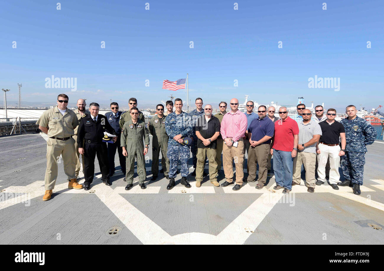 160227-N-VY489-065 LIMASSOL, Cipro (feb. 27, 2016) comandante della USS Mount Whitney (LCC 20), Cap. Carlos Sardiello, centro, scatta una fotografia con la Repubblica di Cipro Joint Rescue Coordination Centre di personale civile e appaltatori, dopo un incontro e saluto detenute a bordo della nave il 27 febbraio 2016. Il Monte Whitney, U.S. 6 comando della flotta e la nave comando, distribuito a Gaeta, Italia, sta conducendo operazioni navali negli Stati Uniti Sesta flotta area di operazioni a sostegno degli Stati Uniti Gli interessi di sicurezza nazionali in Europa.(STATI UNITI Foto di Marina di Massa lo specialista di comunicazione 1a classe Mike Wri Foto Stock