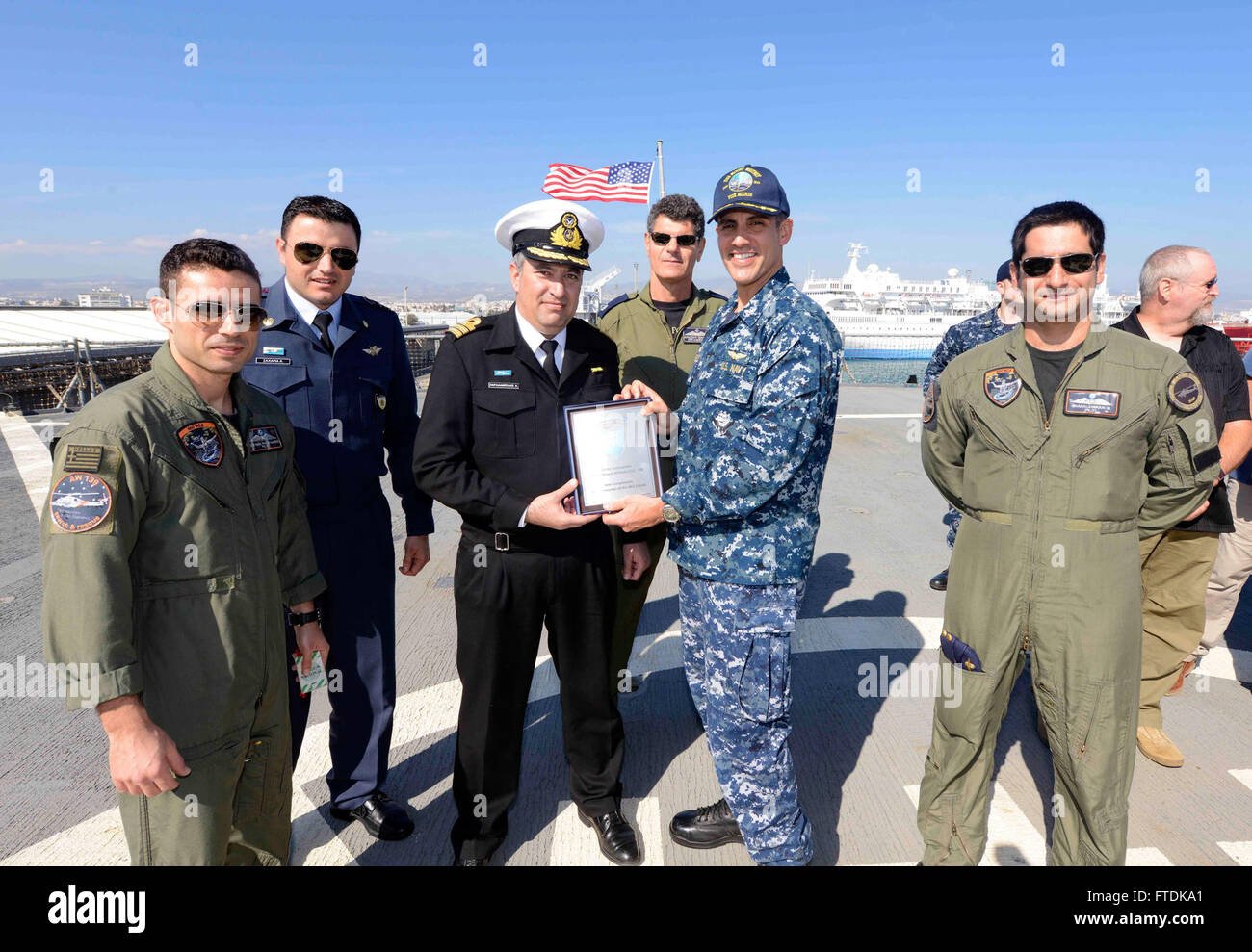 160226-N-VY489-142 LIMASSOL, Cipro (feb. 26, 2016) ) Comandante della USS Mount Whitney (LCC 20), Cap. Carlos Sardiello, destra, scambia doni con Lt. La Cmdr. Andreas Charalambides, centro di Cipriano navy, durante un incontro e saluto a bordo della nave di Febbraio 26, 2016. Il Monte Whitney, U.S. 6 comando della flotta e la nave comando, distribuito a Gaeta, Italia, sta conducendo operazioni navali negli Stati Uniti Sesta flotta area di operazioni a sostegno degli Stati Uniti per gli interessi di sicurezza nazionali in Europa. (U.S. Foto di Marina di Massa lo specialista di comunicazione 1a classe Mike Wright/ rilasciato) Foto Stock