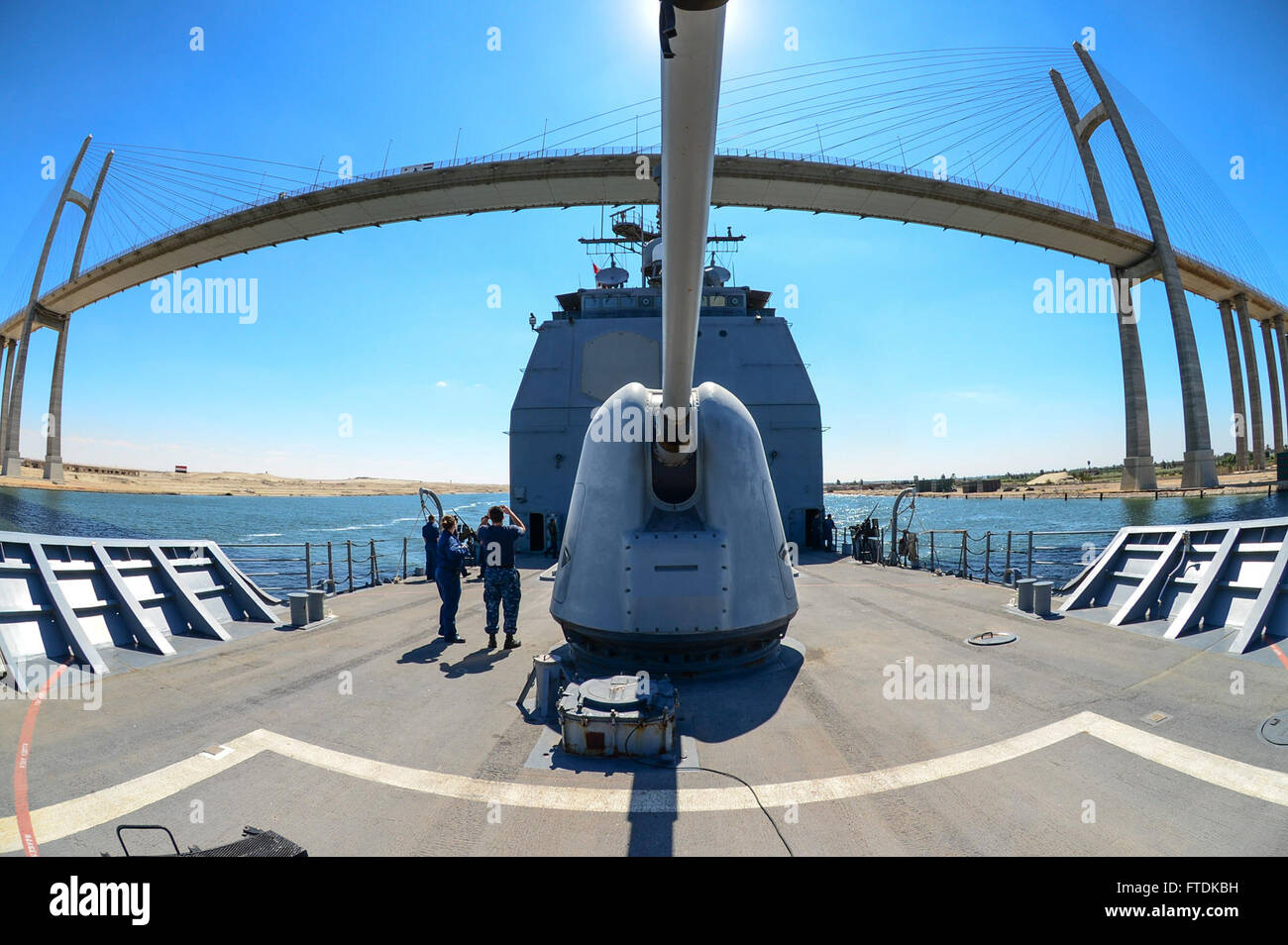 L'USS Monterey (CG 61), un incrociatore missilistico guidato, è visto passare sotto il Ponte dell'amicizia durante il suo transito attraverso il Canale di Suez. La nave sostiene gli sforzi di cooperazione in materia di sicurezza marittima e di sicurezza del teatro nell'area operativa della 6th Fleet. Foto Stock