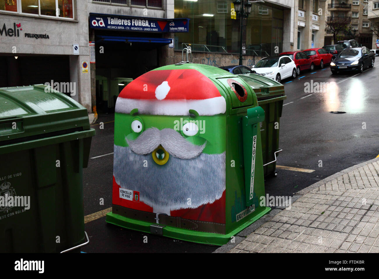 Il contenitore di riciclaggio per il vetro con la figura del padre di Natale su di esso, Vigo, Galizia, Spagna Foto Stock