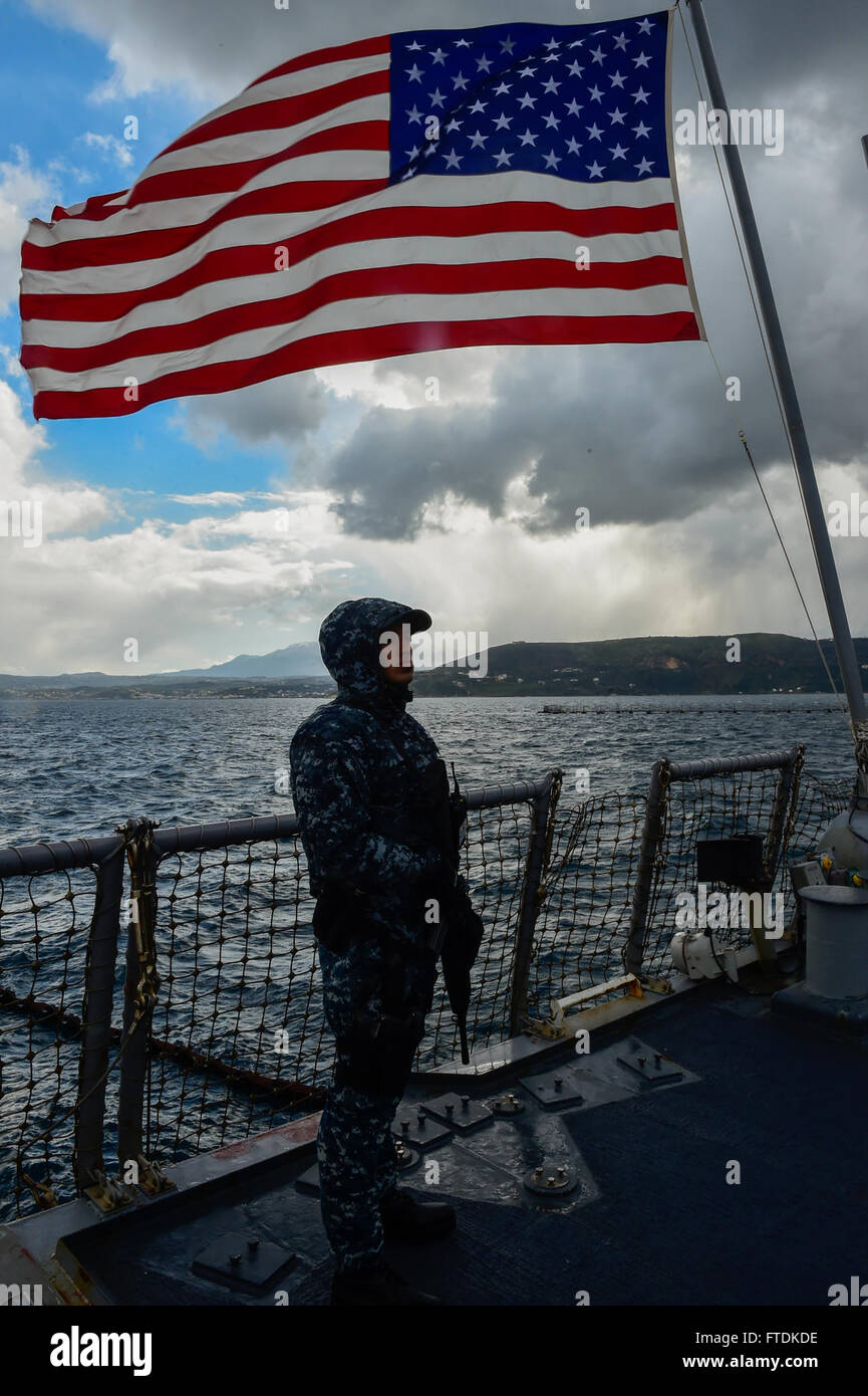 160118-N-FP878-003SOUDA BAY, Grecia (GEN. 18, 2016) Fire Controlman 2a classe Azareel Castro da Houston, sorge sul lato superiore rover guarda a bordo della USS Carney (DDG 64) Gen 18, 2016. Carney, un Arleigh Burke-class guidato-missile distruttore, distribuito a Rota, Spagna, sta conducendo una pattuglia di routine in U. S. sesta flotta area di operazioni a sostegno degli Stati Uniti per gli interessi di sicurezza nazionali in Europa. (U.S. Foto di Marina di Massa lo specialista di comunicazione 1a classe Theron J. Godbold/rilasciato) Foto Stock