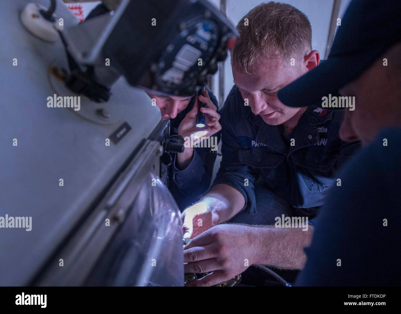 I marinai a bordo della testa di lancia USNS (T-EPF 1) conducono la manutenzione su una barca gonfiabile a scafo rigido (RHIB) mentre sono schierati nella sesta area di operazioni della flotta statunitense. La nave sostiene l'iniziativa Africa Partnership Station, volta a migliorare la collaborazione internazionale e lo sviluppo di capacità in Africa. Foto Stock I marinai a bordo della testa di lancia USNS (T-EPF 1) conducono la manutenzione su una barca gonfiabile a scafo rigido (RHIB) mentre sono schierati nella sesta area di operazioni della flotta statunitense. La nave sostiene l'iniziativa Africa Partnership Station, volta a migliorare la collaborazione internazionale e lo sviluppo di capacità in Africa. Foto Stock