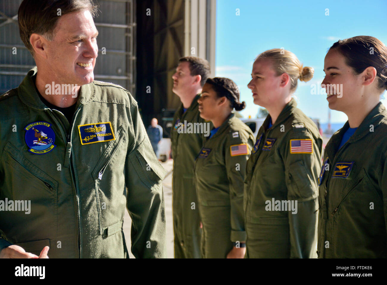 160121-N-MV308-051 Naval Air Station Sigonella, Sicilia (GEN. 21, 2016) Adm. Mark Ferguson, commander, U.S Forze Navali, Europa-Africa saluta e riconosce i marinai durante una visita programmata alla Naval Air Station Sigonella, Sicilia, gennaio 21, 2016. Stati Uniti Forze Navali, Europa-Africa con sede a Napoli, Italia, sovrintende il giunto e operazioni navali, spesso di concerto con allied, articolari e tra le agenzie partner, al fine di avanzare U.S. gli interessi nazionali, la sicurezza e la stabilità in Europa e in Africa. (U.S. Foto di Marina di Massa lo specialista di comunicazione di terza classe portiere ambra/rilasciato) Foto Stock