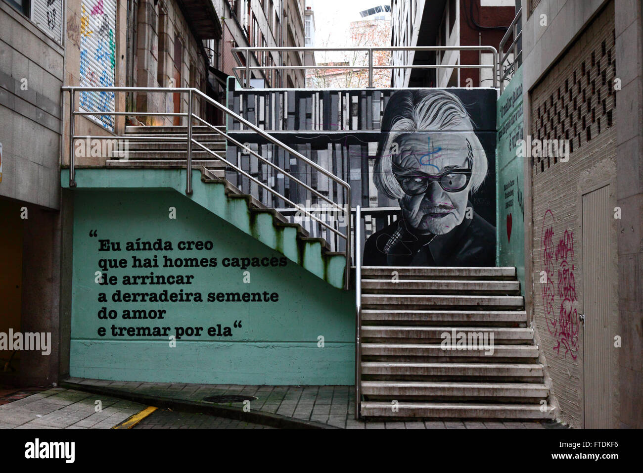 Il Murale in onore del poeta galiziano e scrittrice Maria do Carme Kruckenberg Sanjurjo (1926 - 2015), Vigo, Galizia, Spagna Foto Stock