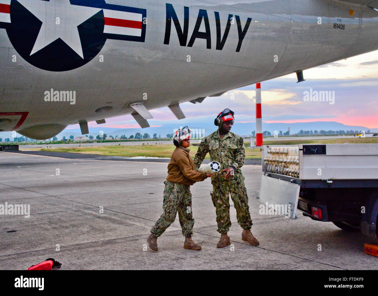 Questa immagine mostra i marinai della Marina degli Stati Uniti, Airman Semaj Gonzalez e Aviation Ordnanceman di terza classe Patrick Speights, che preparano sonoboe per operazioni di guerra anti-sottomarino alla Naval Air Station Sigonella, Sicilia, come parte del Patrol Squadron VP-9, schierato nell'area della 6th Fleet degli Stati Uniti. Foto Stock