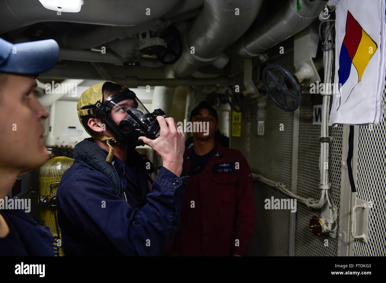 160122-N-FP878-366mare mediterraneo (GEN. 22, 2016) Danni Controlman 3rd Class Amos Patrick, da Salyersville, Kentucky, partecipa a un controllo dei danni del team di formazione ambiente a bordo della USS Carney (DDG 64) Il 22 gennaio 2016. Carney, un Arleigh Burke-class guidato-missile distruttore, distribuito a Rota, Spagna, sta conducendo una pattuglia di routine in U. S. sesta flotta area di operazioni a sostegno degli Stati Uniti per gli interessi di sicurezza nazionali in Europa. (U.S. Foto di Marina di Massa lo specialista di comunicazione 1a classe Theron J. Godbold/rilasciato) Foto Stock