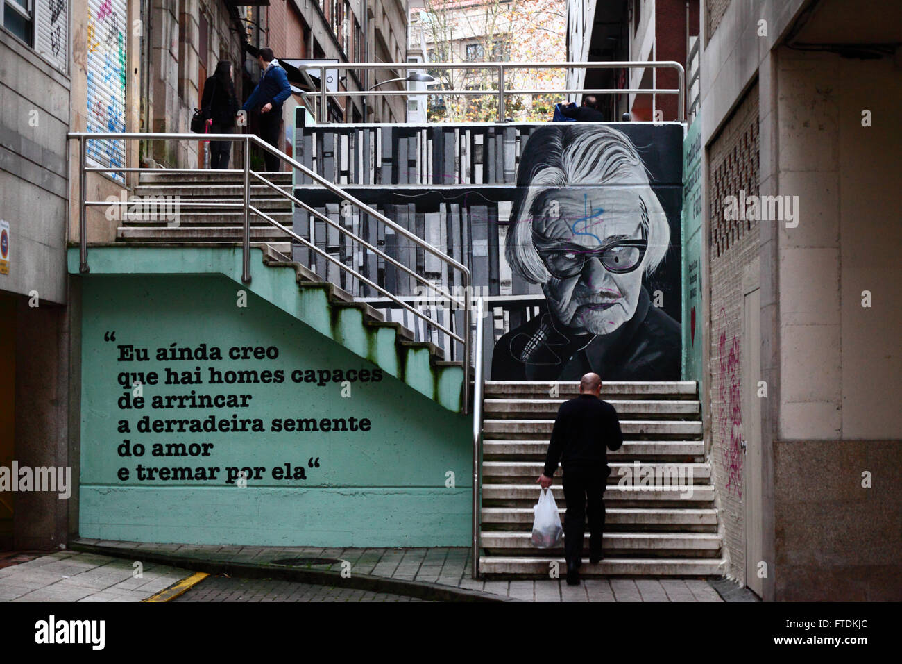 Il Murale in onore del poeta galiziano e scrittrice Maria do Carme Kruckenberg Sanjurjo (1926 - 2015), Vigo, Galizia, Spagna Foto Stock