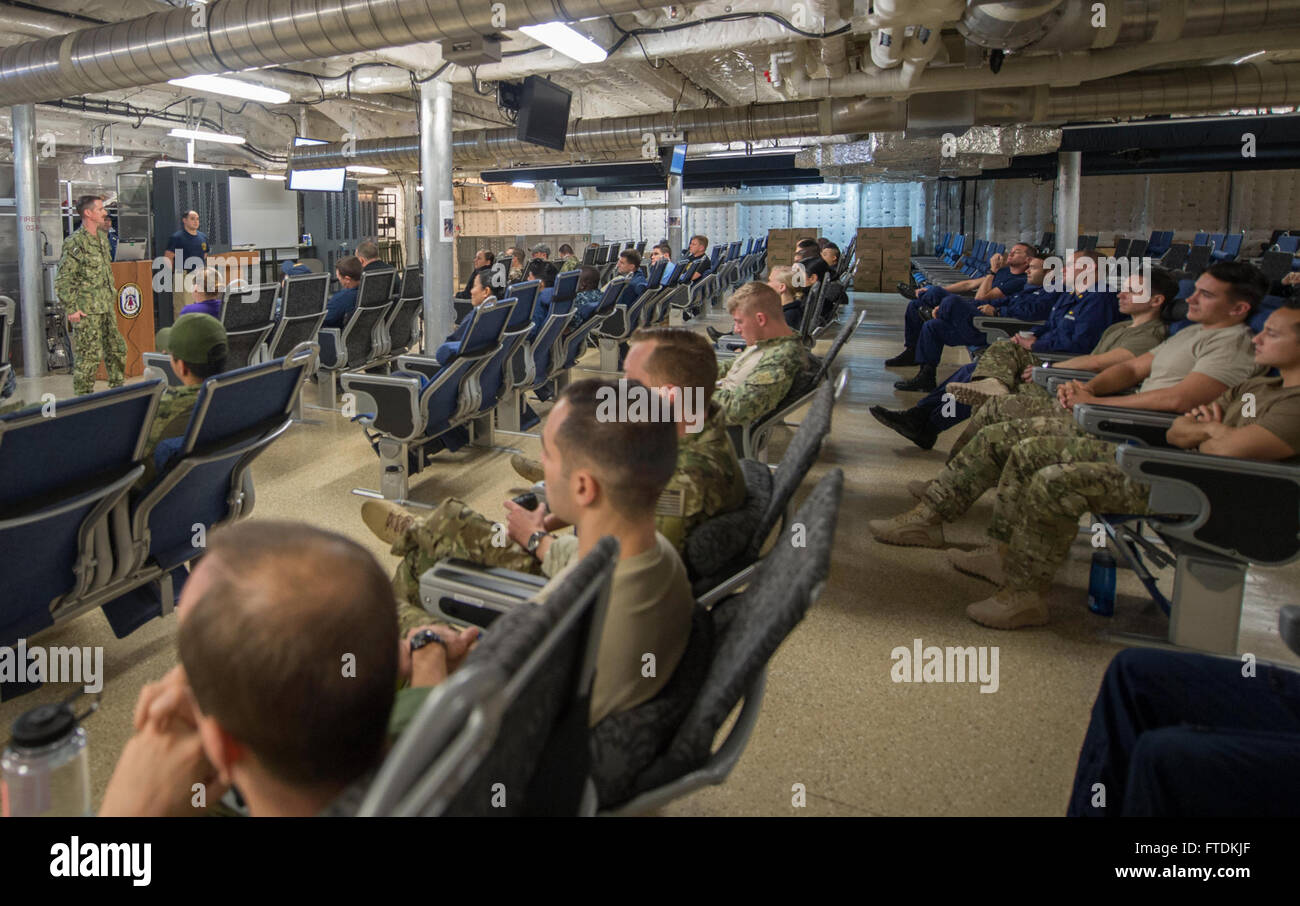 160127-N-WV703-064 OCEANO ATLANTICO (GEN. 27, 2016) della Cmdr. Tim Ferracci, APS Spearhead Mission Commander, conduce generale formazione militare sul codice di USNS Spearhead (T-EPF 1) Gen 27, 2016. I militari di comando Sealift expeditionary trasporto veloce nave USNS Spearhead è su una distribuzione programmata negli Stati Uniti Sesta flotta area di operazioni a sostegno della collaborazione internazionali di programma per il potenziamento delle capacità in Africa centrale. (U.S. Foto di Marina di Massa lo specialista di comunicazione di terza classe Amy M. Ressler/rilasciato) Foto Stock