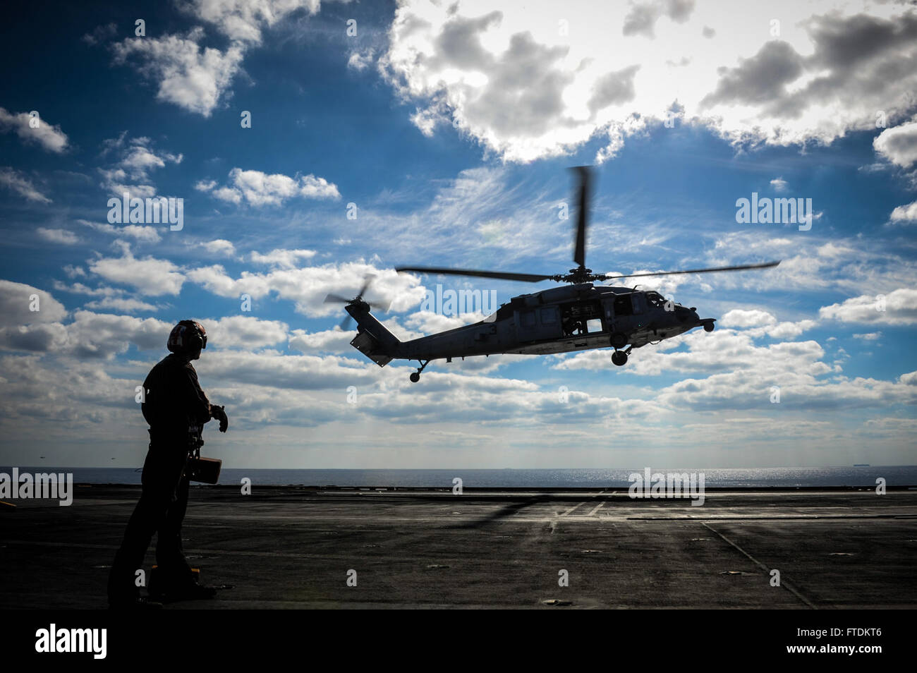 Mare Mediterraneo (ott. 21, 2013) un MH-60S Seahawk elicottero assegnato agli Indiani di elicottero di mare squadrone di combattimento (HSC) 6 solleva il ponte di volo della portaerei USS Nimitz CVN (68). Nimitz è implementato il supporto le operazioni di sicurezza marittima e di teatro la cooperazione in materia di sicurezza gli sforzi negli Stati Uniti Sesta flotta area di responsabilità. (U.S. Foto di Marina di Massa Specialista comunicazione marinaio apprendista Kelly M. Aghè/ rilasciato) Foto Stock