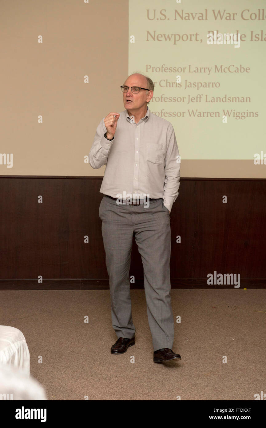 160203-N-TC720-045 PORT victoria Seychelles (Feb.3, 2016) -professore Larry McCabe, dalla Marina War College, conduce un senior leader simposio durante l'esercizio Cutlass Express 2016 Feb. 3. Cutlass Express è un U.S. Africa Command-sponsorizzato multinazionale esercizio marittimo progettato per aumentare la sicurezza marittima e la sicurezza nelle acque al largo in Africa Orientale, Oceano Indiano occidentale e nel Golfo di Aden. (U.S. Foto di Marina di Massa lo specialista di comunicazione 2a classe Mat Marzo/rilasciato) Foto Stock