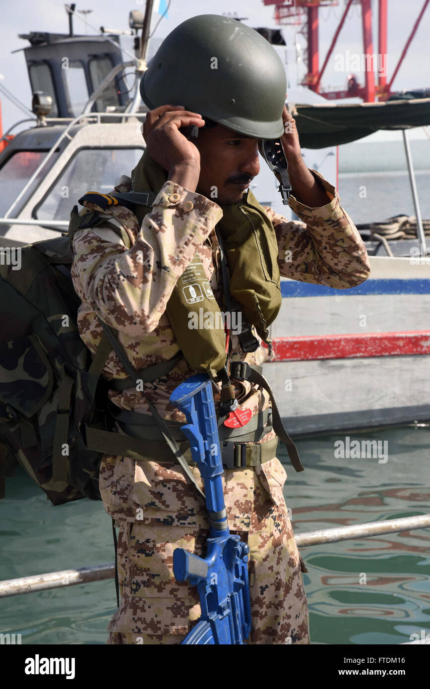 Un marinaio della marina sudanese, con indosso un casco, si prepara ad unirsi a una squadra di imbarco durante l'esercitazione Cutlass Express 2016, un'esercitazione marittima multinazionale volta a migliorare la sicurezza marittima nel Corno d'Africa. L'esercitazione si svolse nei pressi del porto di Gibuti nel febbraio 2016, coinvolgendo forze di varie nazioni. Foto Stock