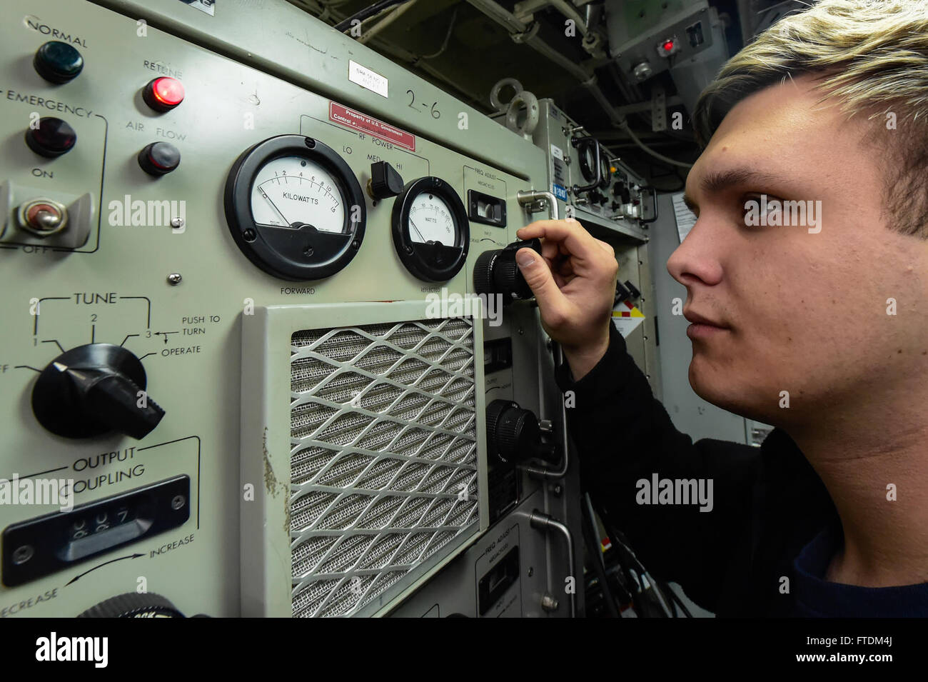 160206-N-FP878-040mare mediterraneo (feb. 6, 2016) Informazioni Tecnico dei sistemi di terza classe Daniel Halasz da Los Angeles, sintonizza una radio ad alta frequenza a bordo di attacco USS Carney (DDG 64) 6 febbraio 2016. Carney, un Arleigh Burke-class guidato-missile distruttore, distribuito a Rota, Spagna, sta conducendo una pattuglia di routine in U. S. sesta flotta area di operazioni a sostegno degli Stati Uniti per gli interessi di sicurezza nazionali in Europa. (U.S. Foto di Marina di Massa lo specialista di comunicazione 1a classe Theron J. Godbold/rilasciato) Foto Stock