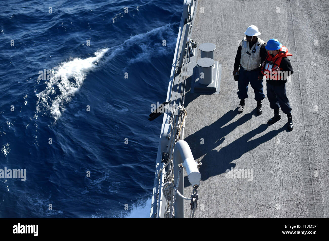 160207-N-XT273-181 mare mediterraneo (feb. 7, 2016) di Boatswain mate 1. Classe William Dahn (sinistra) da Stone Mountain, Ga., e tecnico sonar (Superficie) 2a classe Robert Hoyt da Ponchatoula, La., condurre a una ricostituzione in mare con la forza militare di comando Sealift flotta oliatore di rifornimento USNS Kanawha (T-AO 196) a bordo della USS Ross (DDG 71) nel Mare Mediterraneo Febbraio 7, 2016. Ross, un Arleigh Burke-class guidato-missile distruttore, distribuito a Rota, Spagna, sta conducendo una pattuglia di routine negli Stati Uniti Sesta flotta area di operazioni a sostegno degli Stati Uniti per gli interessi di sicurezza nazionali in Europa. ( Foto Stock