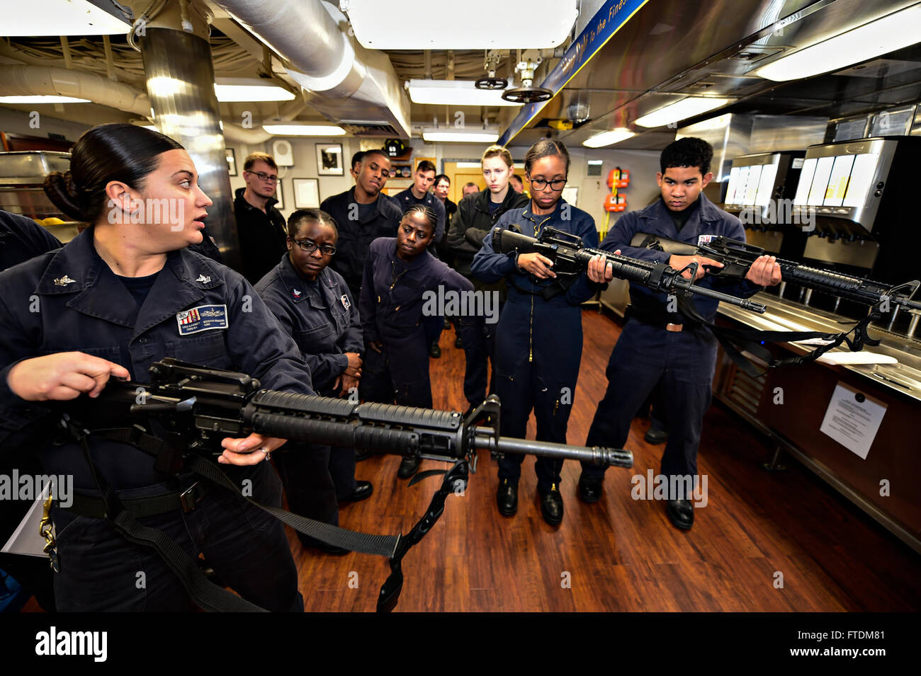 Il Gunner's Mate di seconda classe Meghan Schnurr a bordo della USS Carney (DDG 64), conduce addestramento alle armi leggere durante una pattuglia di routine nel Mar Mediterraneo. Foto Stock