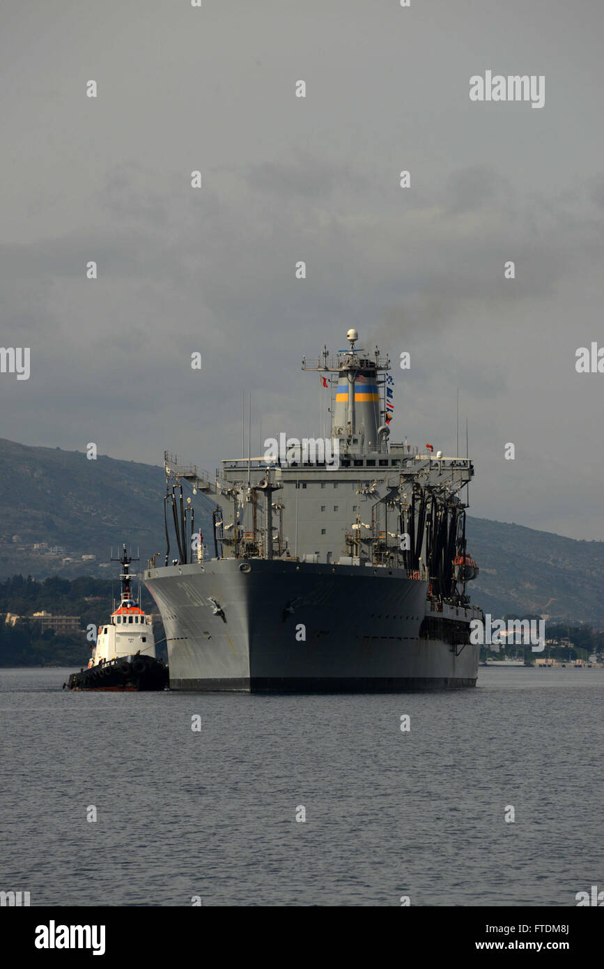 160210-N-IL474-083 SOUDA BAY, Grecia (Feb 10, 2016) Il Sealift militare il comando della flotta oliatore di rifornimento USNS Patuxent (T-AO-201) arriva in Souda Bay per una porta programmata visita il 10 febbraio, 2016. Patuxent, un Henry J. Kaiser-classe di rifornimento della flotta oliatore, è distribuita negli Stati Uniti Sesta flotta area di operazioni a sostegno degli interessi di sicurezza nazionali in Europa e in Africa. (U.S. Foto della marina da Heather Judkins/rilasciato) Foto Stock