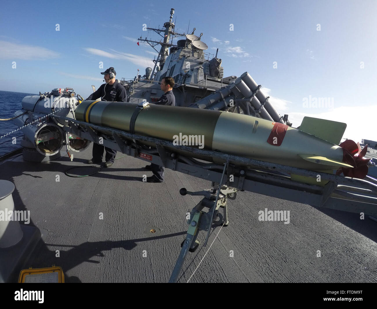 160211-N-FP878-737mare mediterraneo (feb. 11, 2016) marinai fire un aria slug da un contrassegno 32 nave di superficie del tubo a siluro a bordo della USS Carney (DDG 64) 11 febbraio, 2016. Carney, un Arleigh Burke-class guidato-missile distruttore, distribuito a Rota, Spagna, sta conducendo una pattuglia di routine in U. S. sesta flotta area di operazioni a sostegno degli Stati Uniti per gli interessi di sicurezza nazionali in Europa. (U.S. Foto di Marina di Massa lo specialista di comunicazione 1a classe Theron J. Godbold/rilasciato) Foto Stock