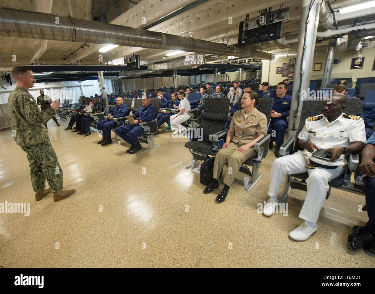 160215-N-QF SEKONDI605-032, Ghana (feb. 15, 2016) della Cmdr. Tim Ferracci, comandante della missione, parla durante un esercizio di debriefing a bordo USNS Spearhead (T-EPF 1) Febbraio 15, 2016. I militari di comando Sealift expeditionary trasporto veloce nave USNS Spearhead è su una distribuzione programmata per gli Stati Uniti Sesta flotta area di operazioni a sostegno della collaborazione internazionali di costruzione di capacità del programma di Partenariato Africa stazione. (U.S. Foto di Marina di Massa lo specialista di comunicazione 1a classe Amanda Dunford/rilasciato) Foto Stock