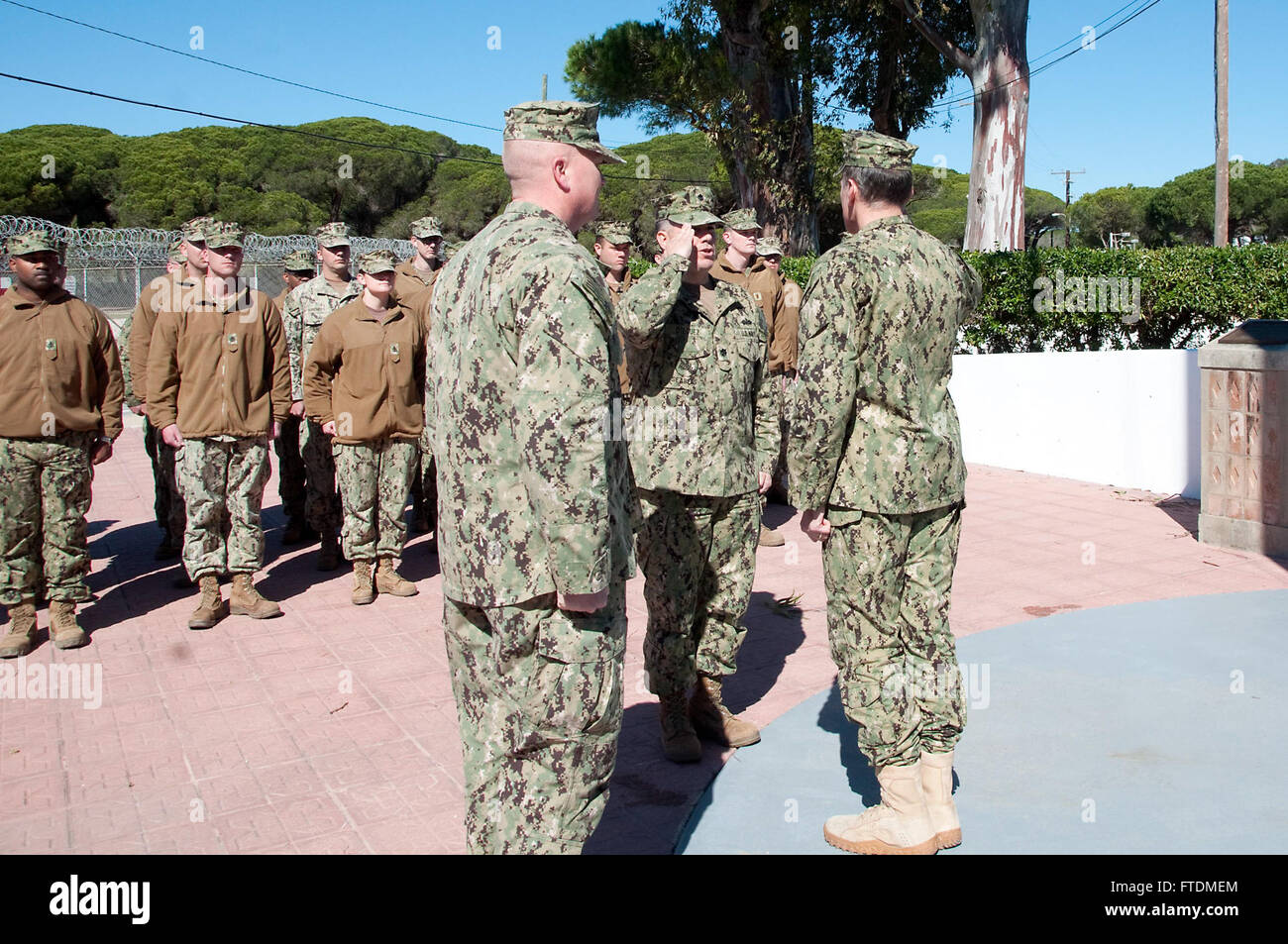 160216-N-MW990-085 Naval Station Rota, Spagna (feb. 16, 2016) della Cmdr. Miguel Dieguez, comandante, Naval Mobile Battaglione di costruzione (NMCB) 133, scambi saluta con il cap. Giuseppe Polanin, commander, Navale Expeditionary Task Force l Europa e l Africa, durante una cerimonia di fatturato tra NMCB 1 e NMCB 133 alla stazione navale di Rota, Spagna, Feb 16, 2016. Il fatturato ha segnato l inizio della NMCB 133 la distribuzione a Rota Seabee del camp, Camp Mitchell. Stati Uniti Sesta flotta, con sede a Napoli, Italia, conduce lo spettro completo di giunto e operazioni navali, spesso di concerto con allied, giunto, un Foto Stock