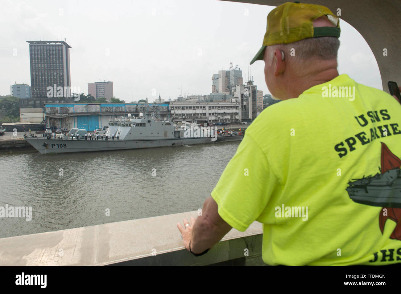 Questa immagine cattura la punta di diamante USNS (T-EPF 1) che arriva a Douala, Camerun, il 19 febbraio 2016. La nave da trasporto veloce Expeditionary è impiegata nella 6th Fleet area of Operations per la missione Africa Partnership Station, volta a migliorare la sicurezza marittima nella regione. Foto Stock