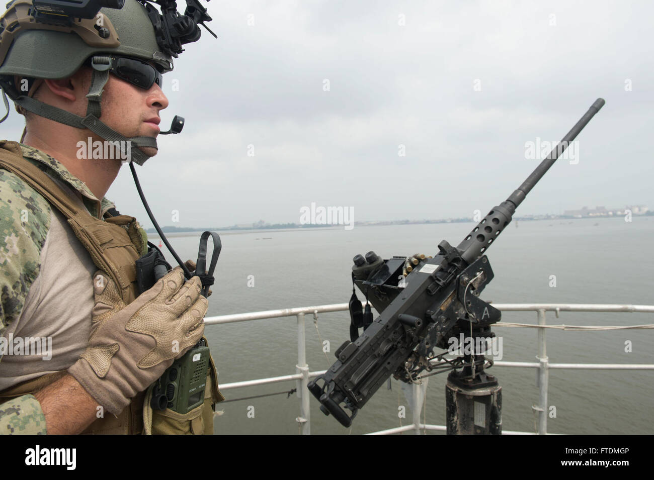 Questa immagine mostra il Master-at-Arms di terza classe Andrew Ruelas che guarda a bordo della testa di lancia USNS a Douala, Camerun, come parte della missione Africa Partnership Station. La missione mira a rafforzare la cooperazione e la sicurezza marittima tra le nazioni africane. Foto Stock