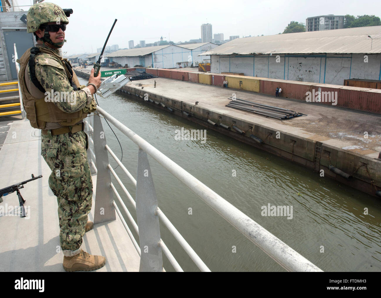 USNS Spearhead (T-EPF 1) arriva a Douala, in Camerun, il 19 febbraio 2016, con il Master-at-Arms di terza classe Daniel Lovato sul dettaglio di sicurezza. La nave fa parte della missione Africa Partnership Station della Marina degli Stati Uniti per sostenere la collaborazione internazionale e gli sforzi di sviluppo delle capacità in tutta l'Africa. Foto Stock