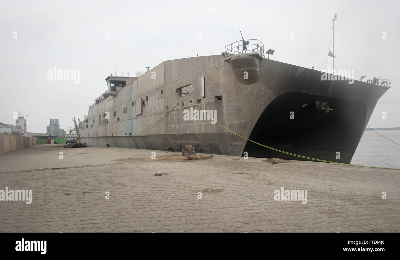 La punta di diamante USNS (T-EPF 1), una nave da trasporto veloce di spedizione, attraccata a Douala, Camerun, il 20 febbraio 2016, nell'ambito della missione Africa Partnership Station a sostegno degli sforzi internazionali per lo sviluppo delle capacità. Foto Stock