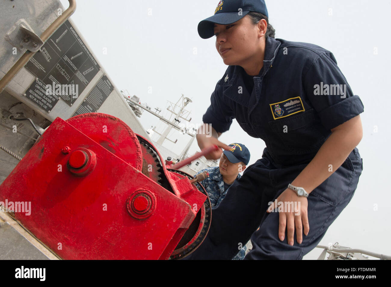 DOUALA, Camerun (23 febbraio 2016) – Specialista operazioni di 1st Class Magnolia Dun gestisce l'argano a bordo della punta di lancia USNS (T-EPF 1) durante un dispiegamento nella 6th Fleet statunitense. La nave sostiene il programma Africa Partnership Station, incentrato sullo sviluppo collaborativo di capacità con le forze marittime africane. Foto Stock