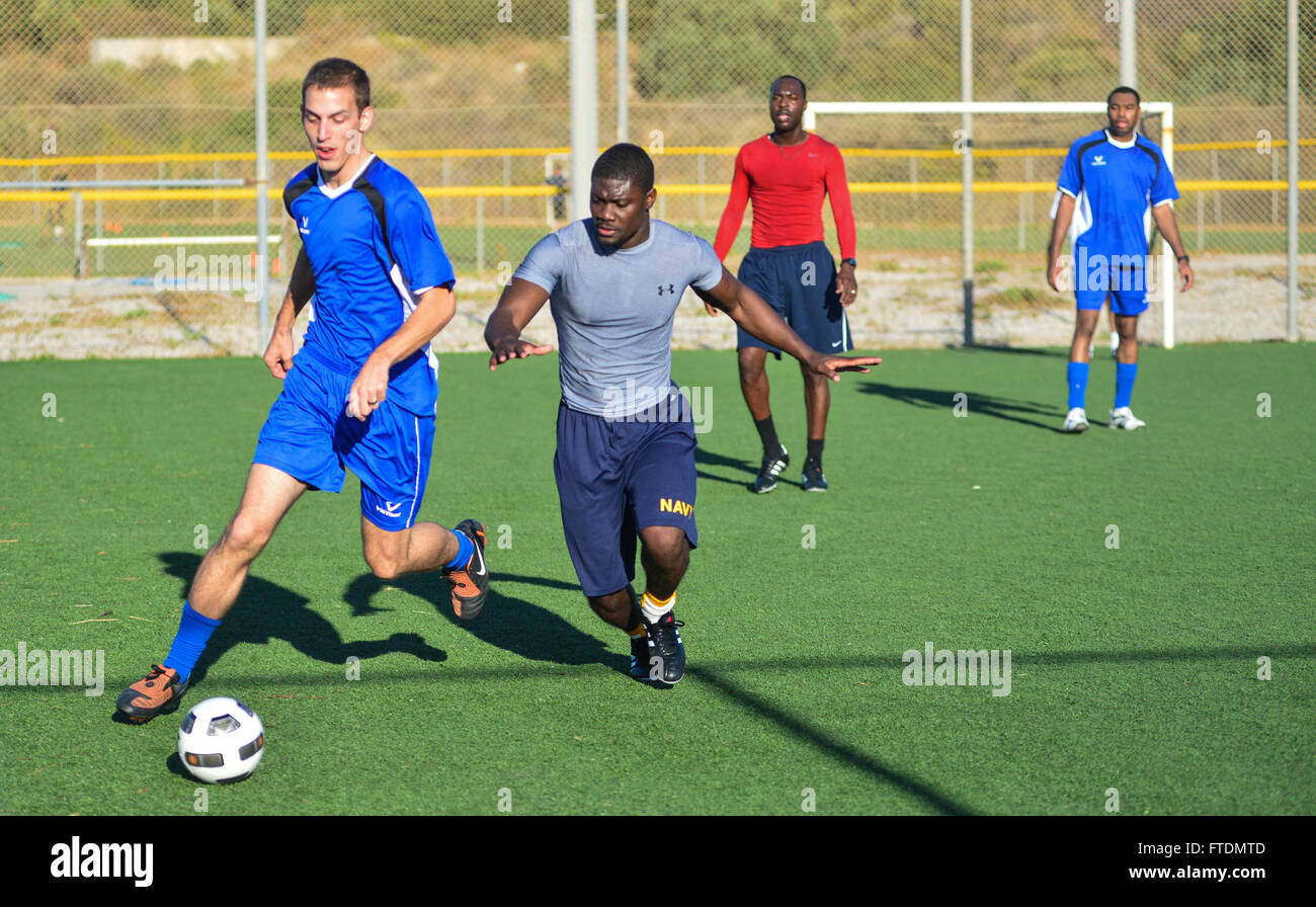 131023-N-QL471-921: SOUDA BAY, Grecia (ott. 23, 2013) - velisti assegnati alle visite-missili cruiser USS Monterey (CG 61) gioca una partita di calcio con velisti assegnati alle visite-missile destroyer USS Barry (DDG 52) durante una visita di porto di Souda Bay. Monterey e Barry sono distribuiti nel supporto del le operazioni di sicurezza marittima e di teatro la cooperazione in materia di sicurezza gli sforzi negli Stati Uniti Sesta flotta area di operazioni. (U.S. Foto di Marina di Massa lo specialista di comunicazione di terza classe Billy Ho/rilasciato) Foto Stock