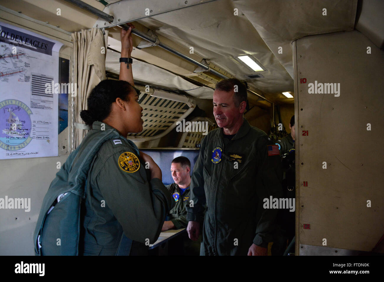 In questa foto della Marina degli Stati Uniti, Rear Adm. Matt Zirkle riceve istruzioni di scavo dal tenente Celesse Hidrovo-Guidry durante la visita alla Naval Air Station Sigonella il 3 marzo 2016. Zirkle volò a bordo del VP-9 P-3C Orion durante l'esercitazione di guerra antisommergibile Dynamic Manta 2016 della NATO. Foto Stock
