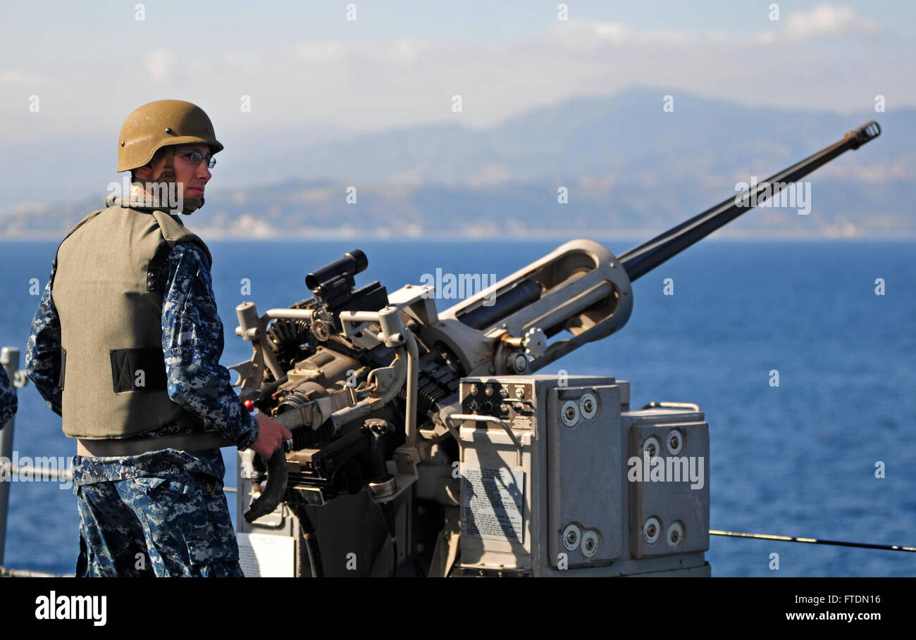 Il Master-at-Arms di seconda classe Cory Carlson fa la guardia durante un transito attraverso lo stretto di Messina a bordo della USS Mount Whitney (LCC 20), l'ammiraglia della 6th Fleet. La nave è coinvolta in operazioni di sicurezza marittima nella regione. Foto Stock